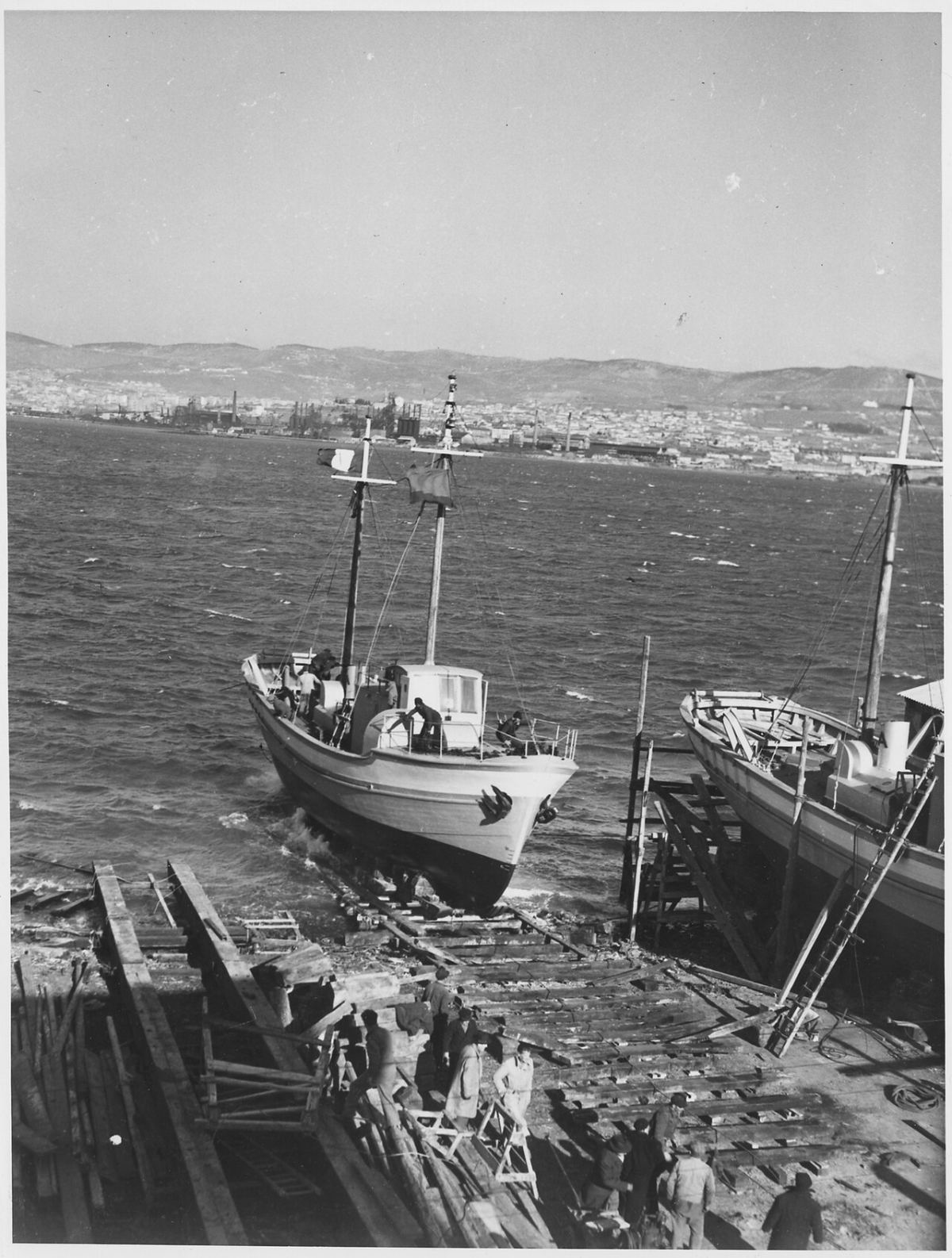 Il varo in un cantiere di Trieste di una nave della flottiglia di Lampedusa, costruita con gli aiuti del Piano Marshall
